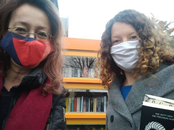 Bücherschrank zwischen Simone Gottschlich und Birgit Leifert